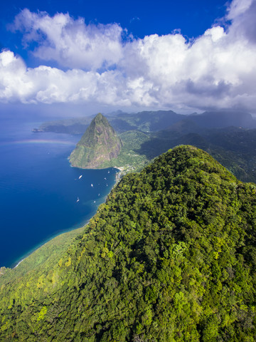 Karibik, Antillen, Kleine Antillen, St. Lucia, Pitons Bay, Luftaufnahme der Vulkane Gros Piton und Petit Piton, lizenzfreies Stockfoto
