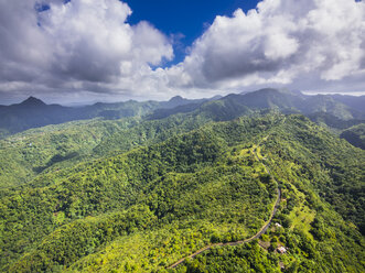 Karibik, Antillen, Kleine Antillen, Saint Lucia, Soufriere, Luftaufnahme über Urwald und Berge - AMF002567