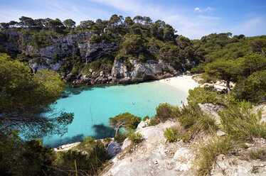 Spanien, Balearische Inseln, Menorca, Macarella, Cala Macarelleta, Strand - SMAF000226