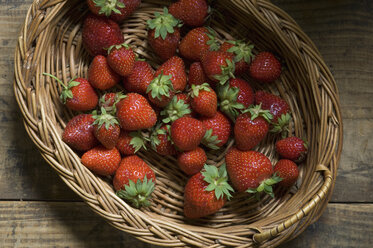 Frische Erdbeeren in einem Korb - ASF005447