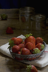 Frische Erdbeeren in einem Korb - ASF005449