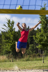 Junge Frau spielt Beachvolleyball - STSF000457