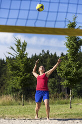 Junge Frau spielt Beachvolleyball - STSF000458