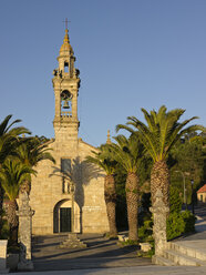 Spanien, Galicien, Provinz A Coruna, Porto do Son, Iglesia de San Vicente de Noal, Abendstimmung - LAF001079