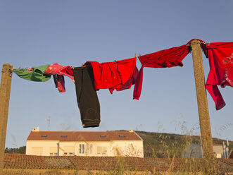 Spanien, Galicien, Provinz A Coruna, Porto do Son, Wäsche auf der Wäscheleine - LAF001081