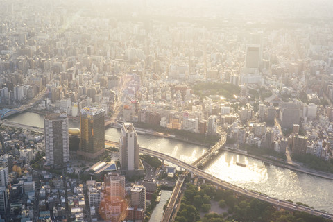 Japan, Tokio, Sonnenuntergang über Asakusa mit Sumida-Fluss, lizenzfreies Stockfoto