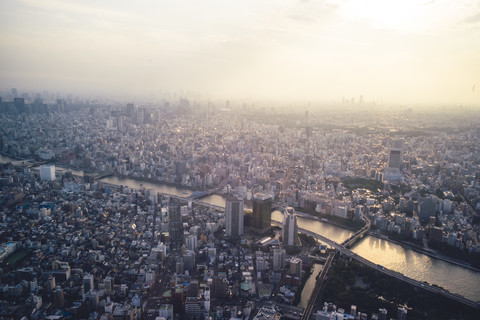 Japan, Tokio, Sonnenuntergang über Asakusa mit Sumida-Fluss, lizenzfreies Stockfoto