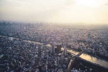 Japan, Tokio, Sonnenuntergang über Asakusa mit Sumida-Fluss - FLF000434