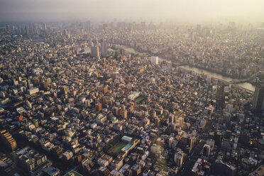 Japan, Tokio, Sonnenuntergang über Asakusa mit Sumida-Fluss - FLF000446