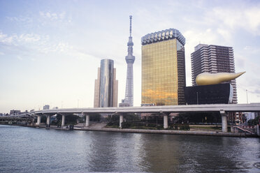 Japan, Tokio, Tokio Skytree mit Asahi-Bierhalle und Sumida-Fluss - FLF000437