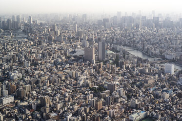 Japan, Tokio, Blick auf Asakusa und den Sumida-Fluss - FLF000448