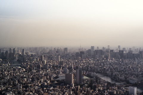 Japan, Tokio, Blick auf Asakusa und den Sumida-Fluss, lizenzfreies Stockfoto