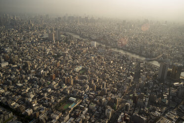 Japan, Tokio, Blick auf Asakusa und den Sumida-Fluss - FLF000443