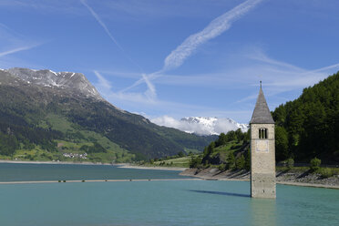 Italien, Südtirol, Vinschgau, Alter Kirchturm von Graun am Reschensee - LBF000829