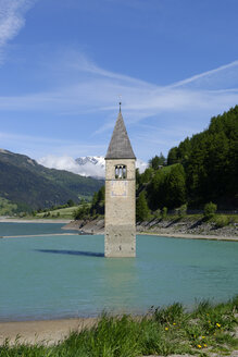 Italien, Südtirol, Vinschgau, Alter Kirchturm von Graun am Reschensee - LBF000831