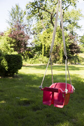 Kinderschaukel in einem Garten - TKF000367