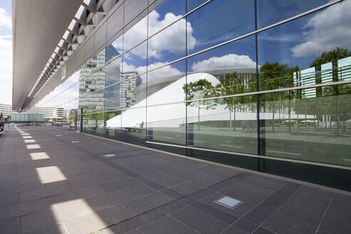 Luxemburg, Luxemburg-Stadt, Europaviertel, Bürogebäude und Spiegelung der Philharmonie am Europaplatz - WIF000920