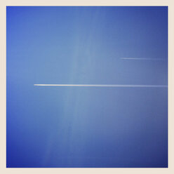 Belgien, Wallonie, Die Ardennen, vorbeiziehende Flugzeuge am blauen Himmel - GWF002987