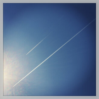 Belgien, Wallonie, Die Ardennen, vorbeiziehende Flugzeuge am blauen Himmel - GWF002988