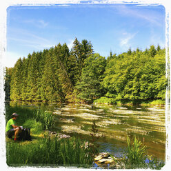 Belgien, Provinz Luxemburg, Die Ardennen, Fluss Semois, blühende Algen im Fluss, Mann/Wanderer bei einer Rast - GWF003021