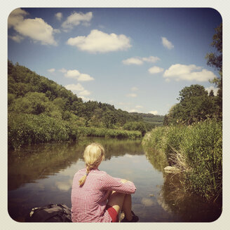 Belgien, Provinz Luxemburg, Die Ardennen, Frau/Wanderer rastet am Fluss Semois, Region Vresse-sur-Semois - GWF003033