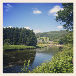 Belgien, Provinz Luxemburg, Die Ardennen, Fluss Semois, Dorf Vresse-sur-Semois im Hintergrund - GWF003040