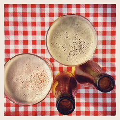 Belgien, Wallonie, Die Ardennen, Bier auf dem Tisch - GWF002934
