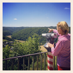 Belgien, Provinz Luxemburg, Die Ardennen, Frau zeigt auf das Dorf Frahan im Tal der Semois - GWF002973