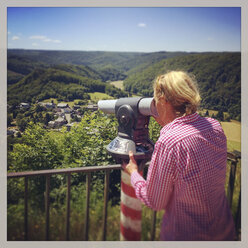 Belgien, Provinz Luxemburg, Die Ardennen, Frau schaut auf das Dorf Frahan im Tal der Semois - GWF002974