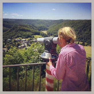 Belgien, Provinz Luxemburg, Die Ardennen, Frau schaut auf das Dorf Frahan im Tal der Semois - GWF002974