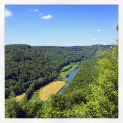 Belgien, Provinz Luxemburg, Die Ardennen, Fluss Semois, Kajakfahrer auf dem Fluss (Semois ist beliebt für Kajakfahren), Region Bouillon und Corbion - GWF002976