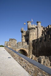 Spanien, Kastilien und Leon, Blick auf die Burg von Ponferrada - LAF000908