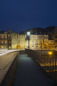 Spanien, Galicien, Viveiro, Brücke Ponte da Misericordia mit Blick auf die Porta Carlos V bei Nacht - LAF000913