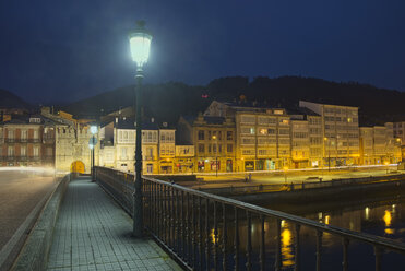 Spanien, Galicien, Viveiro, Brücke Ponte da Misericordia mit Blick auf die Porta Carlos V bei Nacht - LAF000914