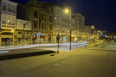Spanien, Galicien, Viveiro, Travesia da Marina mit Häuserzeile im Hintergrund bei Nacht - LAF000916