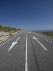 Spanien, leere Bergstraße mit Richtungspfeilen - LAF000900