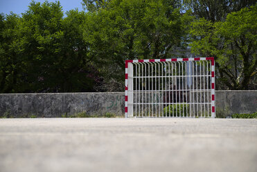 Spanien, Fußballtor auf dem Fußballplatz - LAF000903