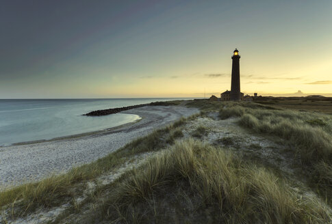 Dänemark, Skagen, Leuchtturm am Strand - HCF000052