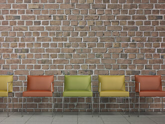 3D Rendering, Stuhlreihe an Backsteinmauer - UWF000141