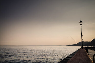 Italien, Venetien, Garda, Gardasee bei Sonnenuntergang - SBDF001048