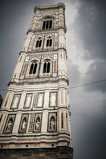 Italien, Toskana, Siena, Glockenturm der Kathedrale Santa Maria del Fiore, Blick von unten - SBDF001021
