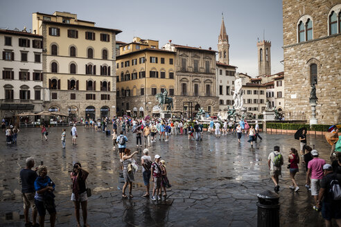 Italien, Toskana, Florenz, Blick auf die Piazza della Signoria nach Regen - SBDF001024