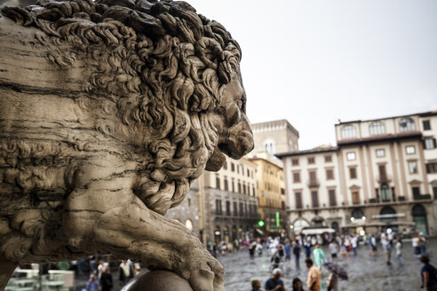 Italien, Toskana, Florenz, Blick auf die Piazza della Signoria mit einem Teil der Löwenskulptur der Loggia dei Lanzi im Vordergrund - SBDF001025