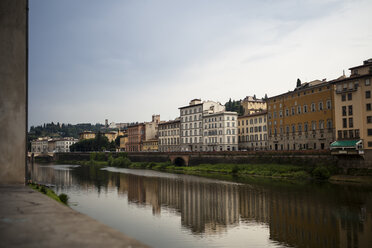 Italien, Toskana, Florenz, Blick auf die Ufer des Arno - SBDF001027