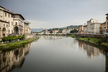 Italien, Toskana, Florenz, Blick auf den Fluss Arno mit Ponte Vecchio - SBDF001029