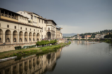 Italien, Toskana, Florenz, Blick auf den Fluss Arno - SBDF001030