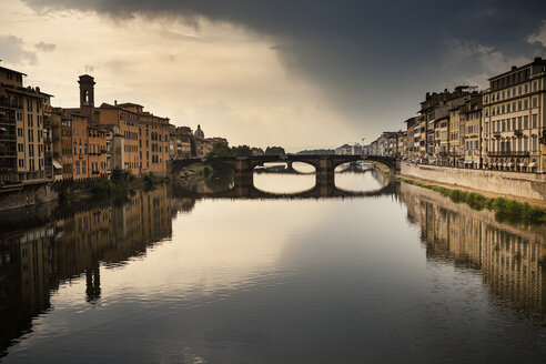 Italien, Toskana, Florenz, Blick auf den Fluss Arno mit Ponte Vecchio - SBDF001031