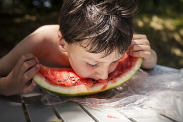 Boy eating watermelon - SBDF001033