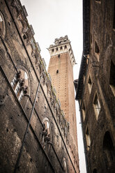 Italien, Toskana, Siena, Turm des Palazzo Pubblico, Blick von unten - SBDF001040