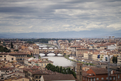Italien, Toskana, Florenz, Stadtansicht mit Ponte Vecchio über den Arno vom Piazzale Michelangelo - SBDF001041